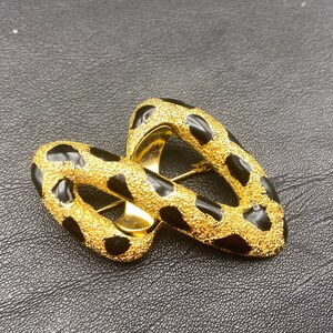 ORENA Broche de cinta vintage en metal dorado y esmalte negro en forma de ocho. Regalo para mujer. Broche unisex. imagen 2