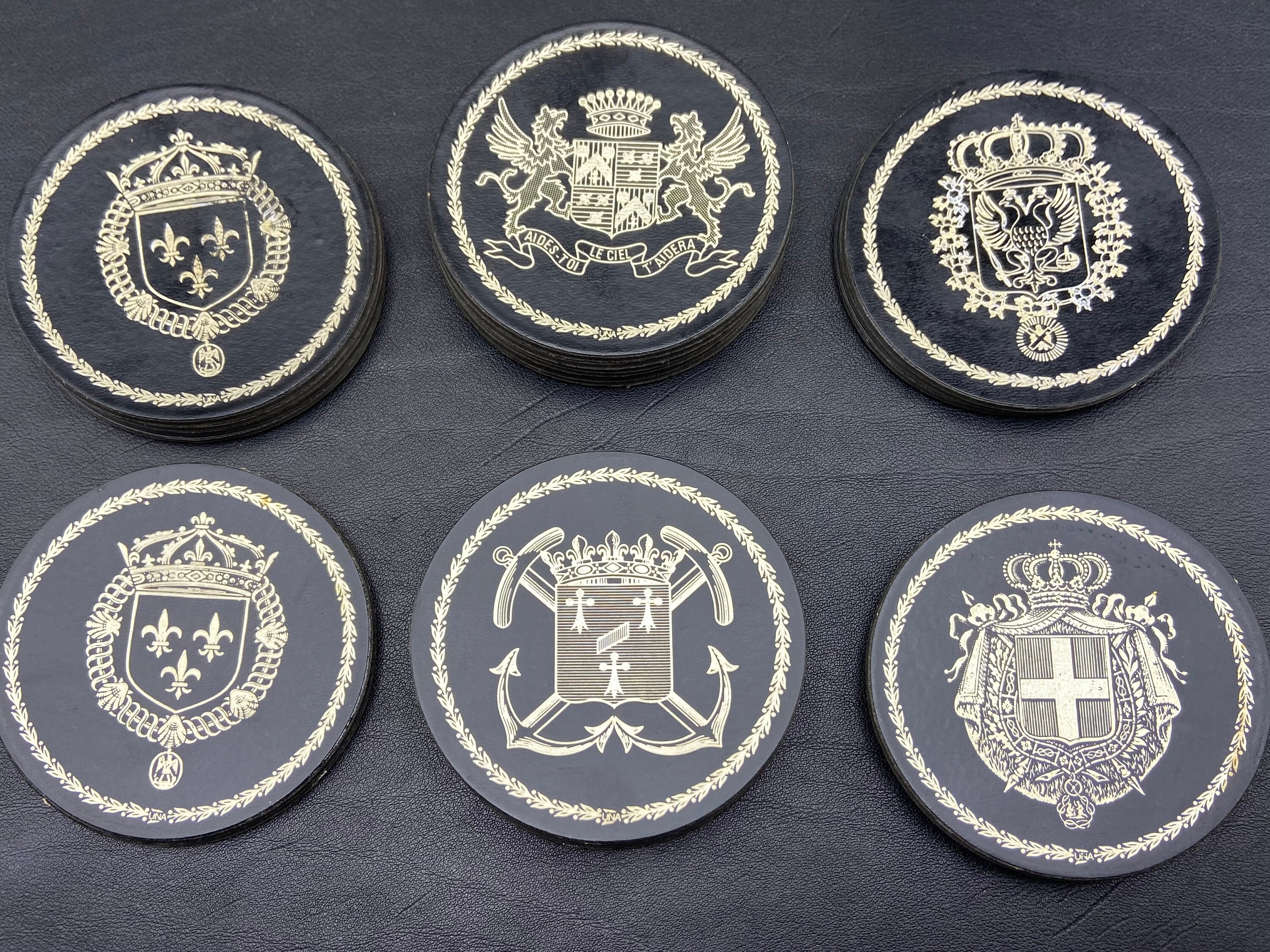 Lot 24 Bierdeckels Vintage Noir avec Emblème Doré de France. 6 Illustration Différente Français. Col