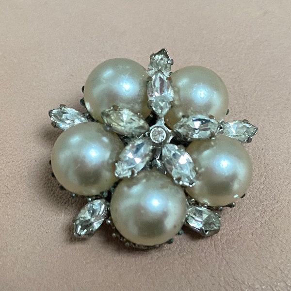 Vintage brooch. In silver metal With pearls and white crystals.