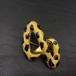 ORENA Broche de cinta vintage en metal dorado y esmalte negro en forma de ocho. Regalo para mujer. Broche unisex. imagen 4