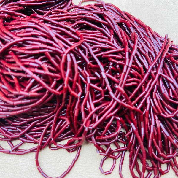 138 gr de micro-tubes ultra fines rouge force  lustrés perles 2.5-3 mm vintage enfilées verre de Bohême. Luneville hook embroidery.