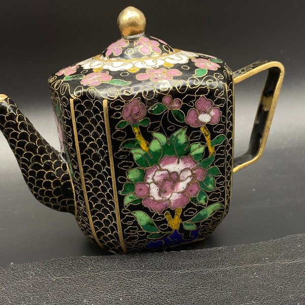 Théière miniature vintage. Chinoise email cloisonnée couleur noir et rose.