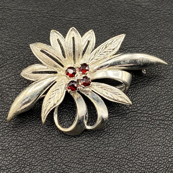 Broche en argent sterling avec des pierres rouges. Broche vintage.