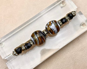 Broche vintage de perlas de Murano veneciano. Cuentas de colores blanco, negro y naranja. Broche largo unisex.