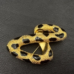 ORENA Broche de cinta vintage en metal dorado y esmalte negro en forma de ocho. Regalo para mujer. Broche unisex. imagen 1