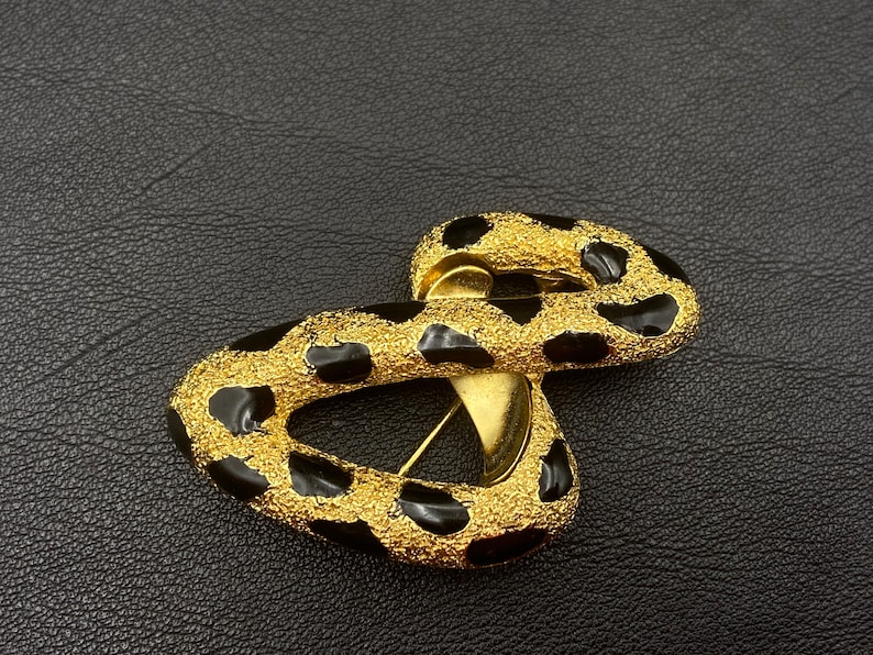 ORENA Broche de cinta vintage en metal dorado y esmalte negro en forma de ocho. Regalo para mujer. Broche unisex. imagen 1