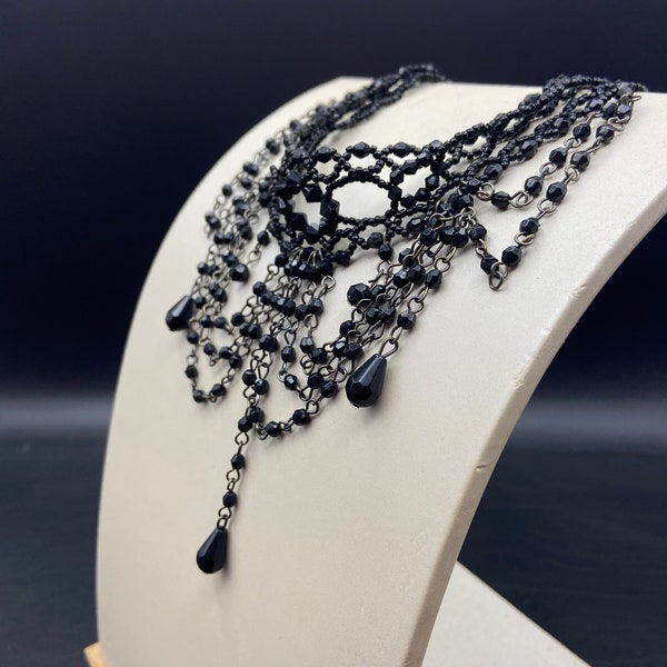 Collier vintage. Choker Dans style victorienne de perles noir.  Une belle pièce de perles de verre noir.