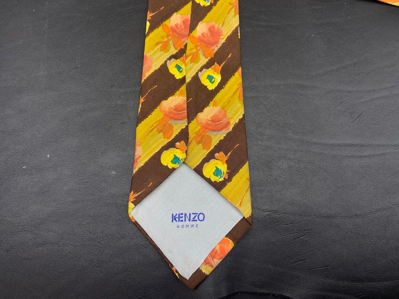 KENZO Vintage-Krawatte. Seidenkrawatte in den Farben Blau und Gelb. Aus den 1980er Jahren. Bild 6