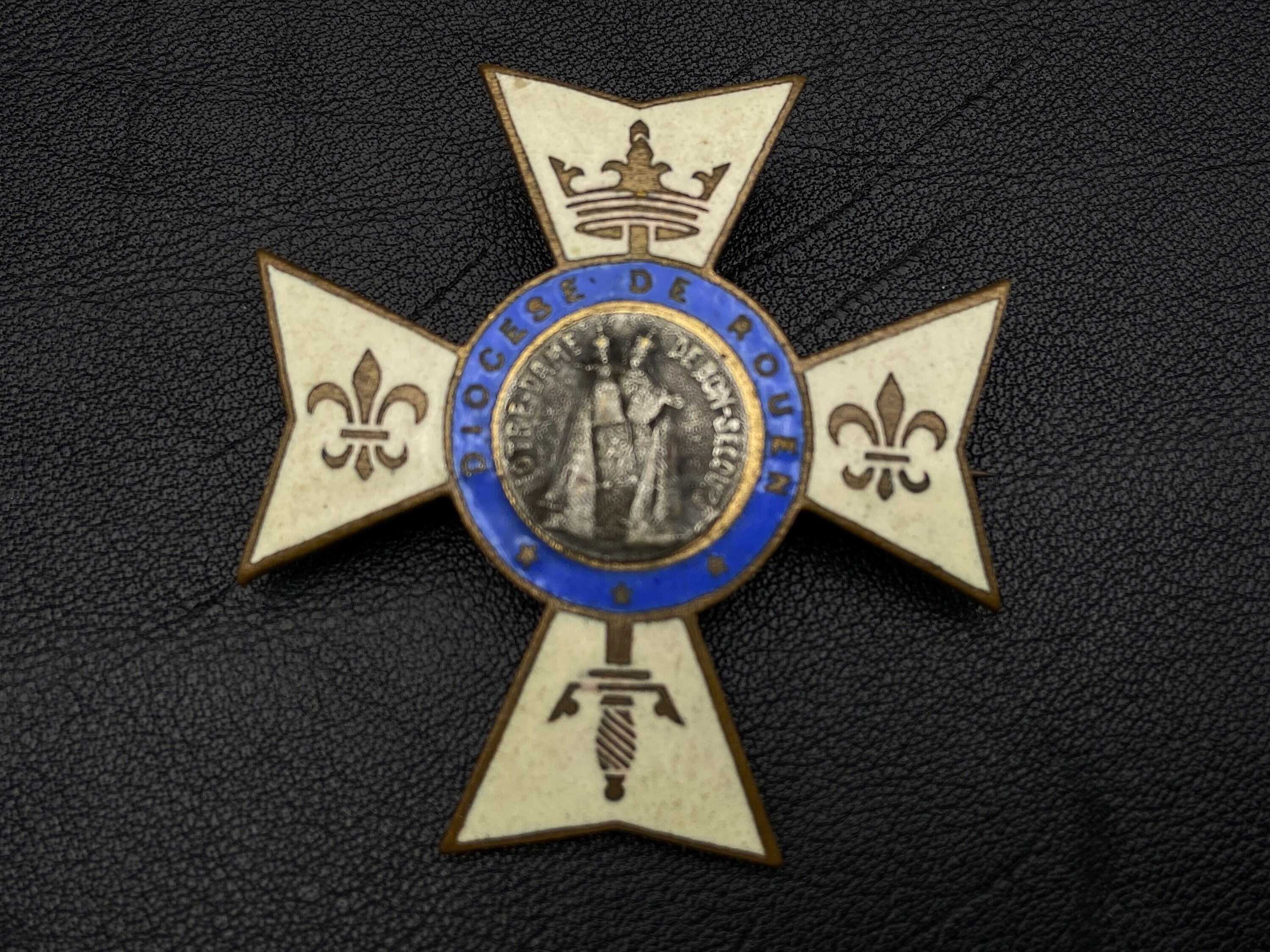 Croix en Laiton et Émail Cloisonné. Bleu Blanc Diocèse de Rouen - Notre Dame Bons Secours . Broche A