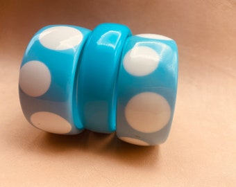 lot de 3 Bracelets vintage plastique. Bracelets polka dot bleu et blanc.