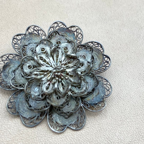 Broche en filigrane vintage en argent. Broche  motif fleur.