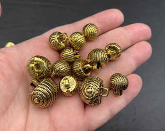 20 snail-shaped buttons. Buttons different sizes. lots of pretty fancy buttons.