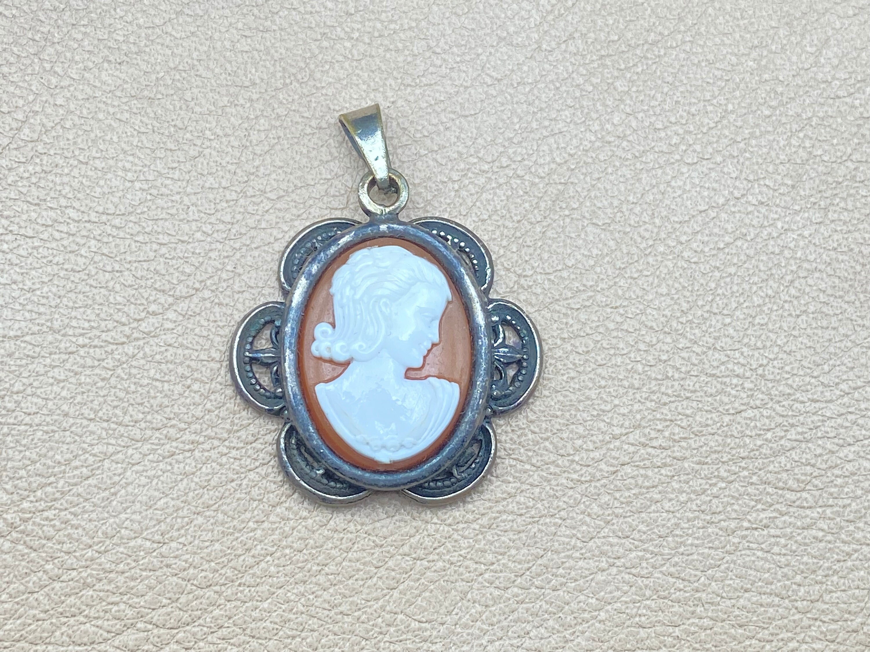 Pendentif Ancien Camée Profil Femme En Celluloïd Cadre Métal Argenté - Occasion Vintage