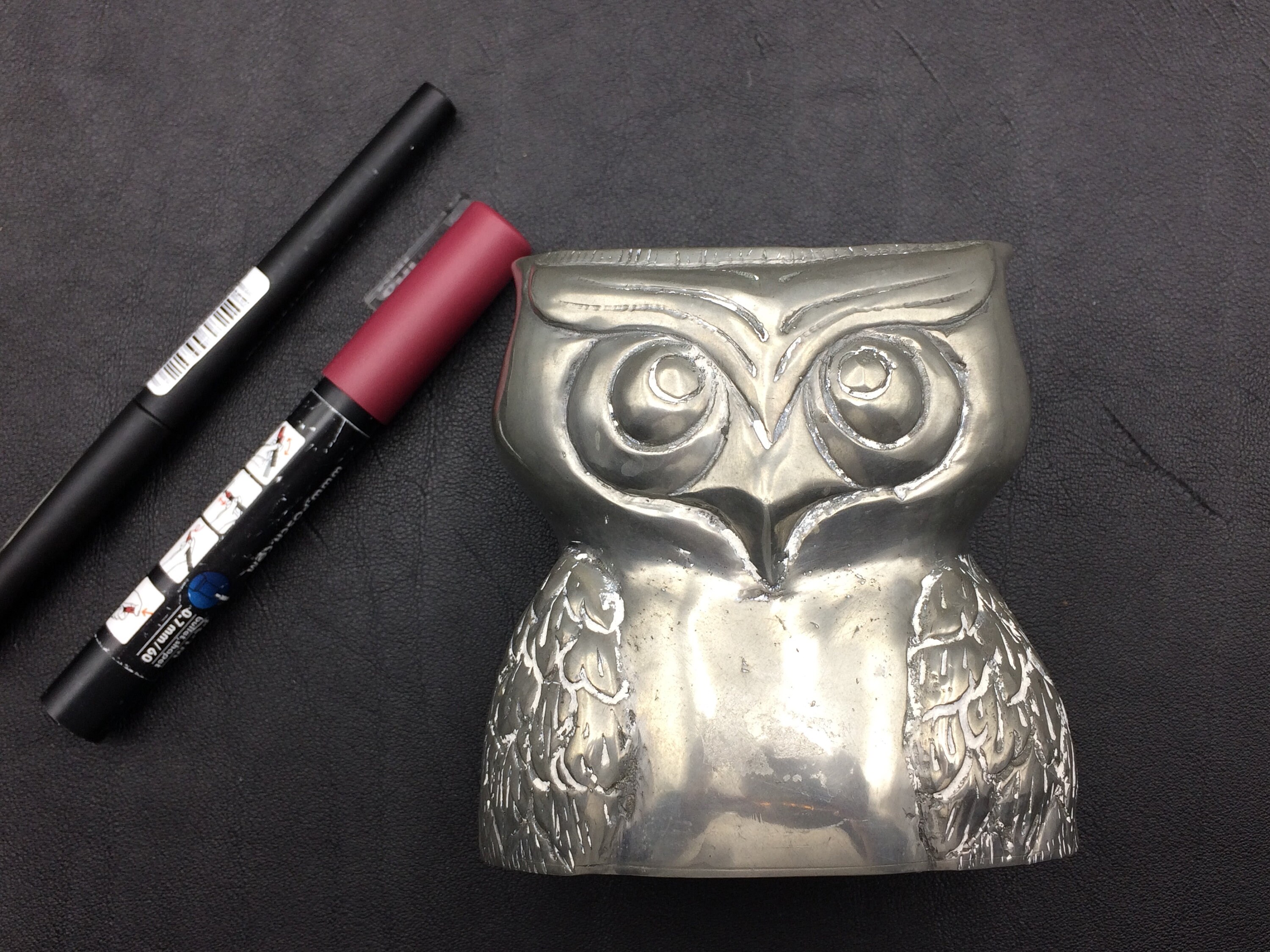 Pot d'étain en Forme de Hibou. Signée Fecit. Pot A Crayons.