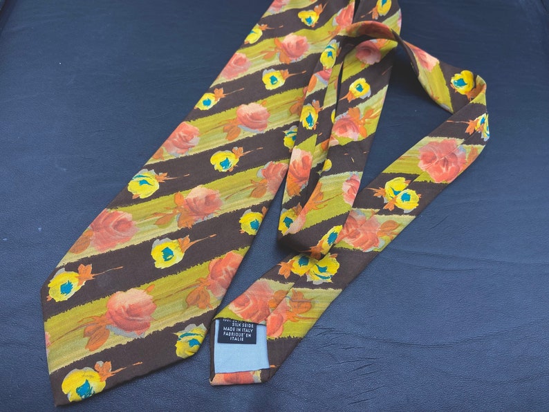 KENZO Vintage-Krawatte. Seidenkrawatte in den Farben Blau und Gelb. Aus den 1980er Jahren. Bild 7