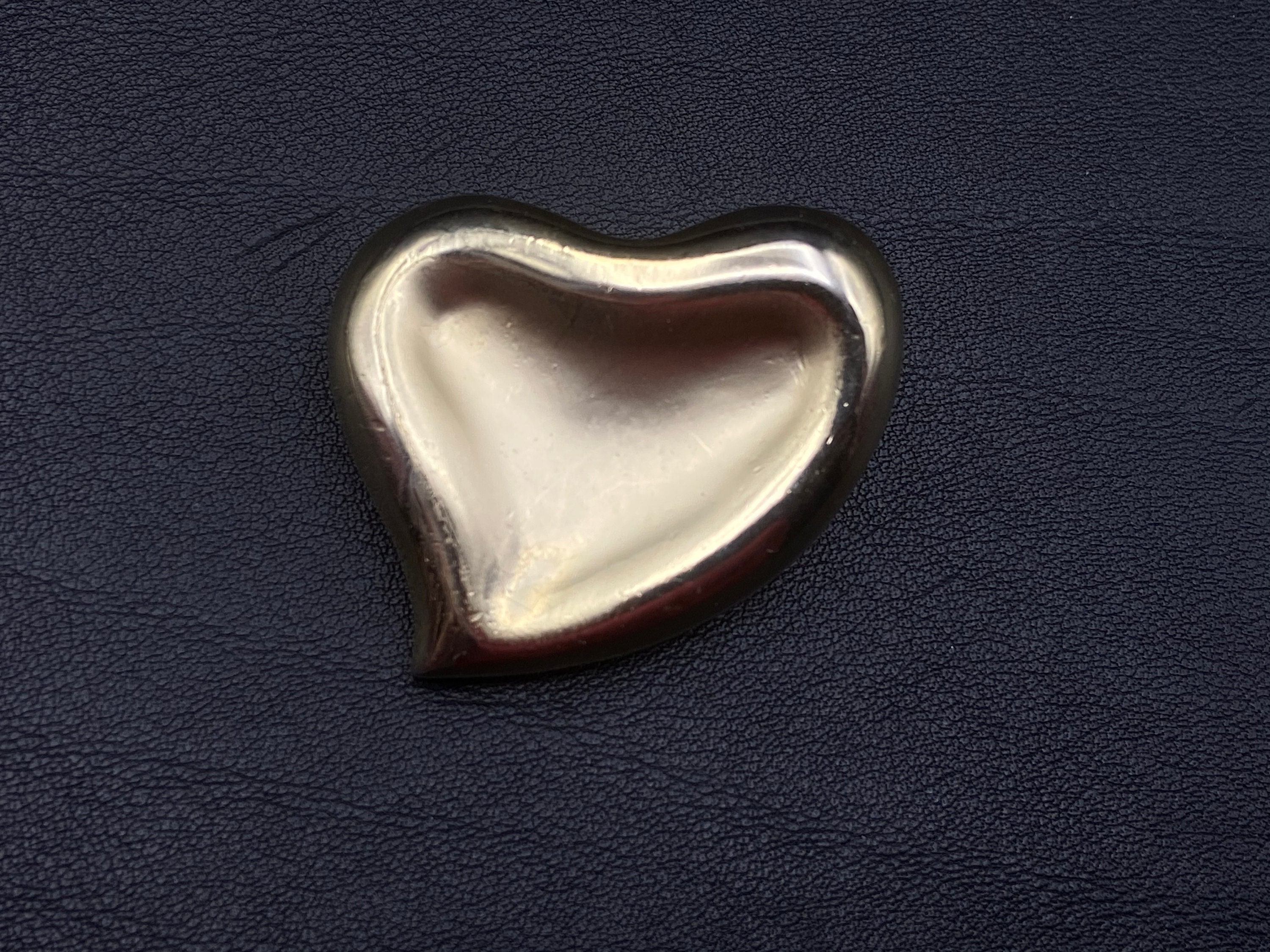 Broche Vintage Cœur Noir Strass Blancs – Plastique, Années 80, Occasion
