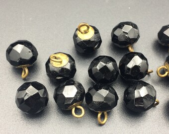 18 Boutons vintage de verre noire. Diamètre 1 cm sur pied en laiton.