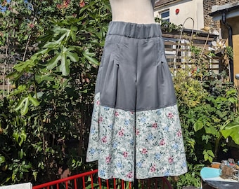 Culottes, wide leg 3/4 length trousers, vintage cotton floral print, two tone, S-M, slightly elasticated waist, good sized/real-life pockets