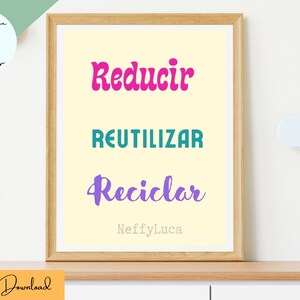 May include: A printable poster with the words "Reducir", "Reutilizar", and "Reciclar" in different colors and fonts. The poster is on a light yellow background and has a wooden frame.