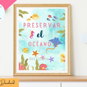 May include: A watercolor illustration of a blue ocean scene with the text "PRESERVAR el OC&Eacute;ANO" in pink and white. The illustration features a seahorse, a stingray, starfish, and coral.
