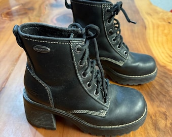 Vintage Y2K Skechers Women's Chunky Heel Ankle Boots 5 Lace Up
