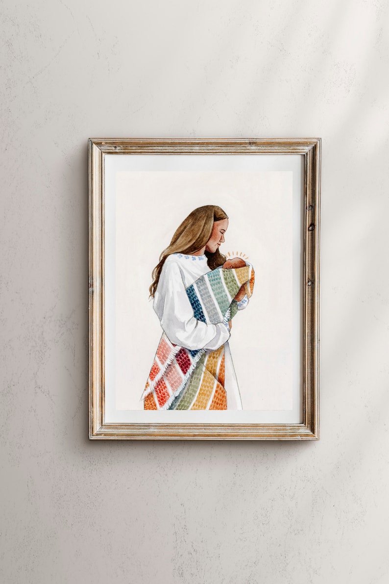 Pu&ograve; includere: Un dipinto ad acquerello di una donna che tiene un bambino avvolto in una coperta colorata. La donna ha lunghi capelli castani e indossa una camicia bianca. Il bambino indossa un body bianco. La coperta &egrave; un arcobaleno di colori, tra cui rosso, arancione, giallo, verde, blu, indaco e viola.