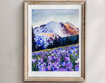 Könnte beinhalten: Ein Aquarellbild einer Bergkette mit einem schneebedeckten Gipfel, umgeben von einem Feld mit violetten Wildblumen. Das Bild ist in einem hellen Holzrahmen gerahmt.