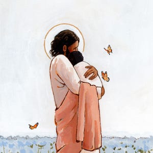 Op de afbeelding: Een artistiek schilderij toont een figuur in witte en perzikrode gewaden die een kind omhelst. Een gouden halo omringt het hoofd van de figuur. Vlinders fladderen boven een veld met blauwe bloemen, wat een serene sc&egrave;ne cre&euml;ert.