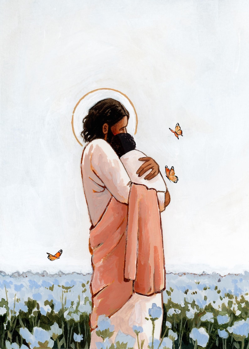 Op de afbeelding: Een artistiek schilderij toont een figuur in witte en perzikrode gewaden die een kind omhelst. Een gouden halo omringt het hoofd van de figuur. Vlinders fladderen boven een veld met blauwe bloemen, wat een serene sc&egrave;ne cre&euml;ert.