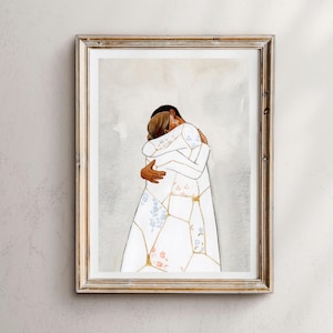 Op de afbeelding: Een aquarel schilderij van een stel dat elkaar omhelst. De vrouw draagt een witte jurk met een geometrisch patroon en de man draagt een wit overhemd. De achtergrond is zacht grijs.