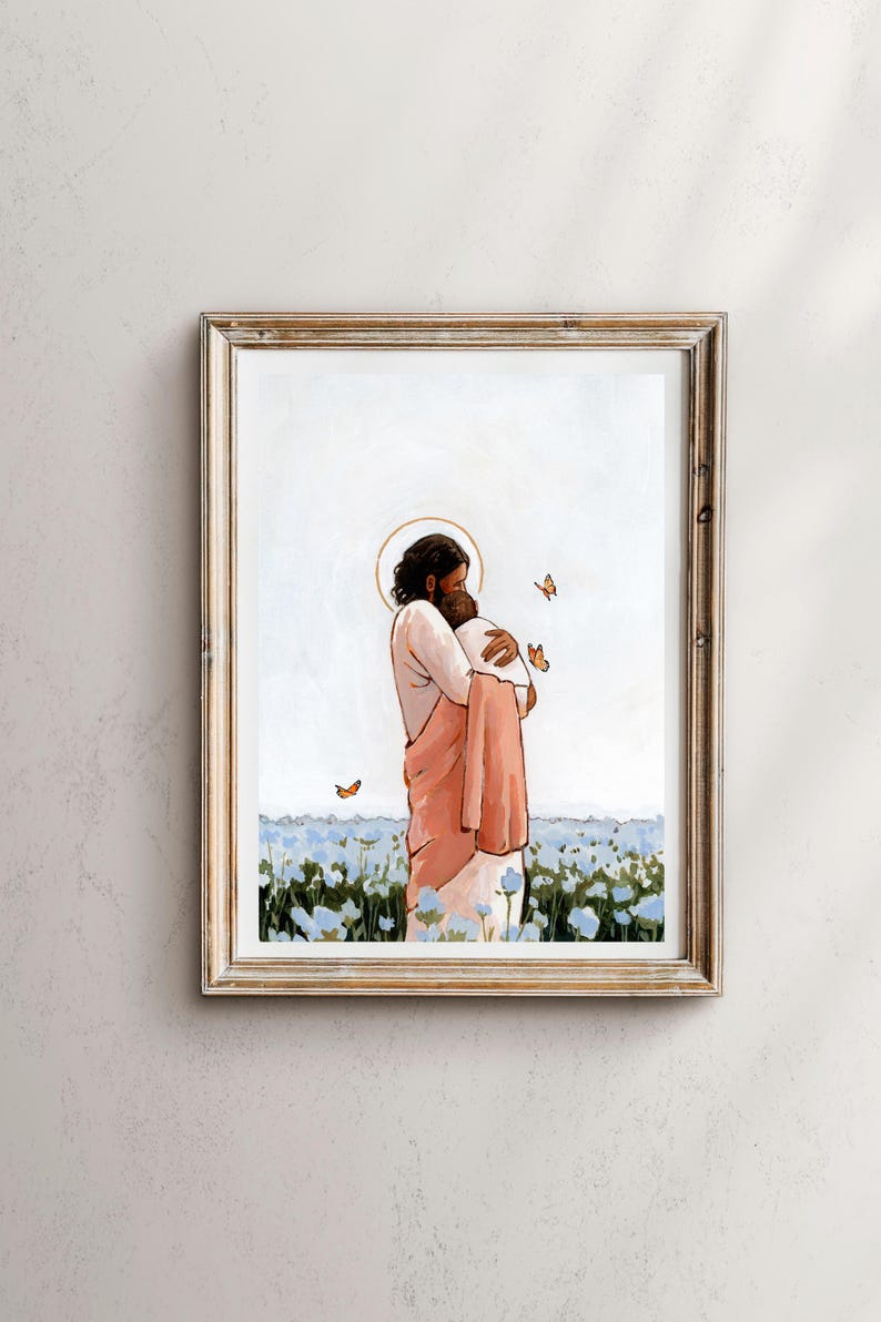 Op de afbeelding: Ingelijste kunstdruk met een figuur met een halo die een andere figuur omarmt in een veld met blauwe bloemen. De figuren dragen vloeiende gewaden. Vlinders zijn verspreid over de sc&egrave;ne. De lijst is lichtgoudkleurig.