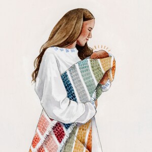 Pu&ograve; includere: Una donna culla un bambino avvolto in una coperta a righe colorate. La coperta ha un motivo arcobaleno con sfumature di rosso, arancione, giallo, verde, blu e viola. La donna indossa una camicia bianca e ha i capelli lunghi e castani.