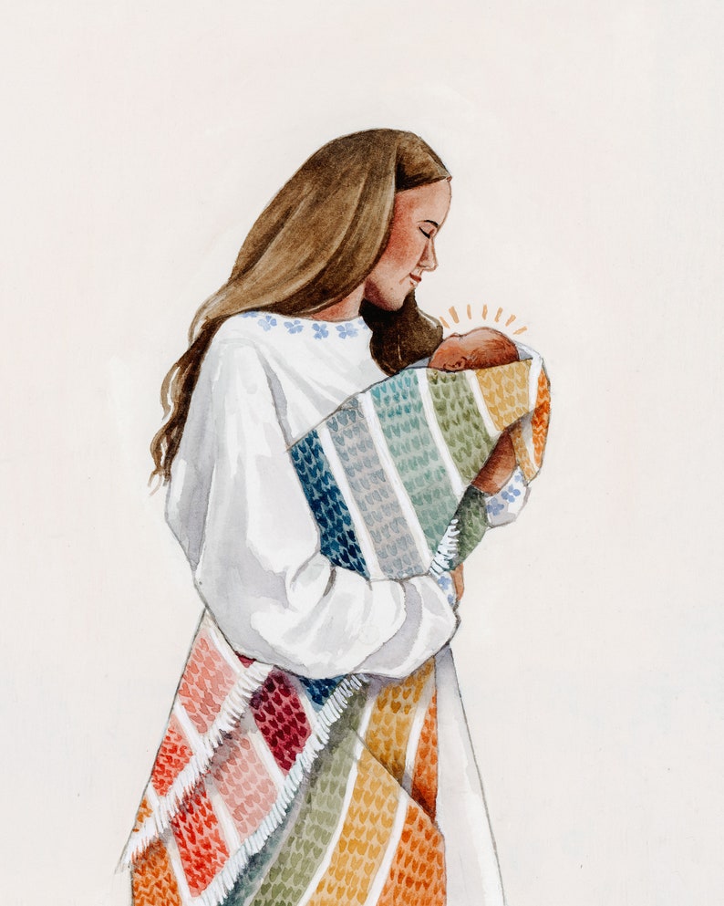 Pu&ograve; includere: Una donna culla un bambino avvolto in una coperta a righe colorate. La coperta ha un motivo arcobaleno con sfumature di rosso, arancione, giallo, verde, blu e viola. La donna indossa una camicia bianca e ha i capelli lunghi e castani.