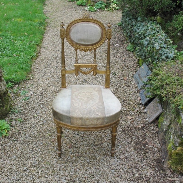 Une très bonne chaise d'allaitement/chambre à coucher/salon vintage en bois doré français sculpté avec rembourrage original des années 1800