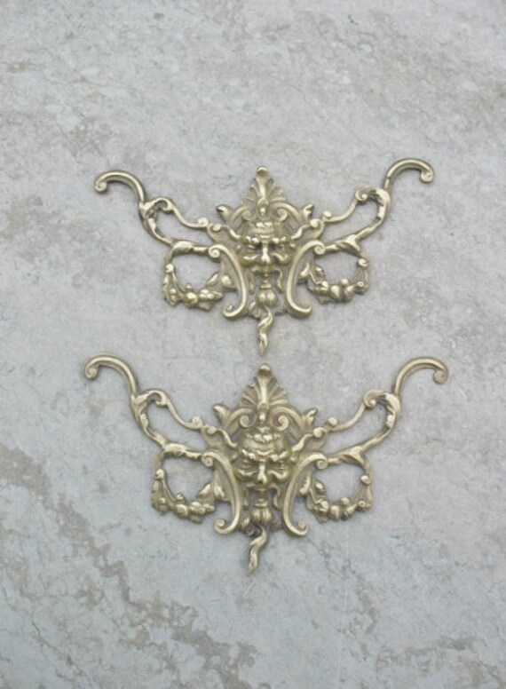 Une Très Bonne Paire Inhabituelle de Pièces Vintage Français Brass Horned Mythical Head Furniture Mo