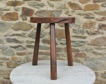 Een vintage Franse eiken driepotige rustiek/volkskunst/ houten melkkruk/keukenkruk