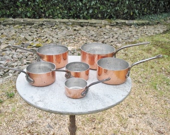 Ett mycket fint vintage franskt sexdelat hamrat kopparpannset / grytset, stämplat, tillverkat i Frankrike, 2 mm, högsta kvalitet.