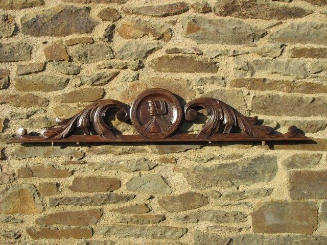 Un Très Beau Millésime Français Folk Art Sculpté Oak Breton Pediment/Fronton With Scrolls & Woman Ce