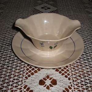 Um barco de molho/molheira rosa vintage francês art déco de porcelana com pires anexado representando uma rosa ~ Digion Sarreguemines ~ década de 1930