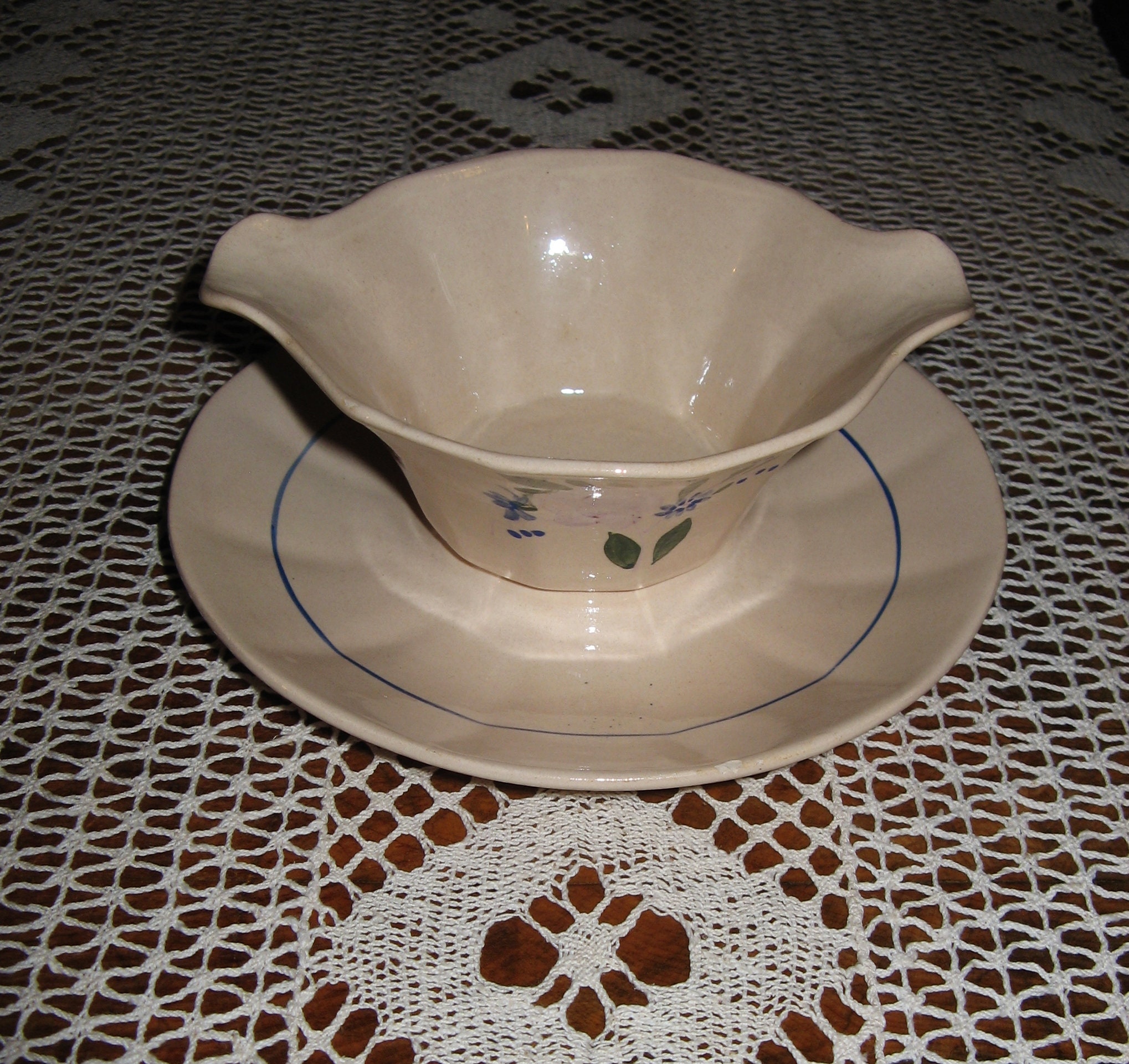 Un Français Vintage Art Déco Porcelain Blush Pink Sauce Boat/Gravy Boat With Attached Saucer Depicti