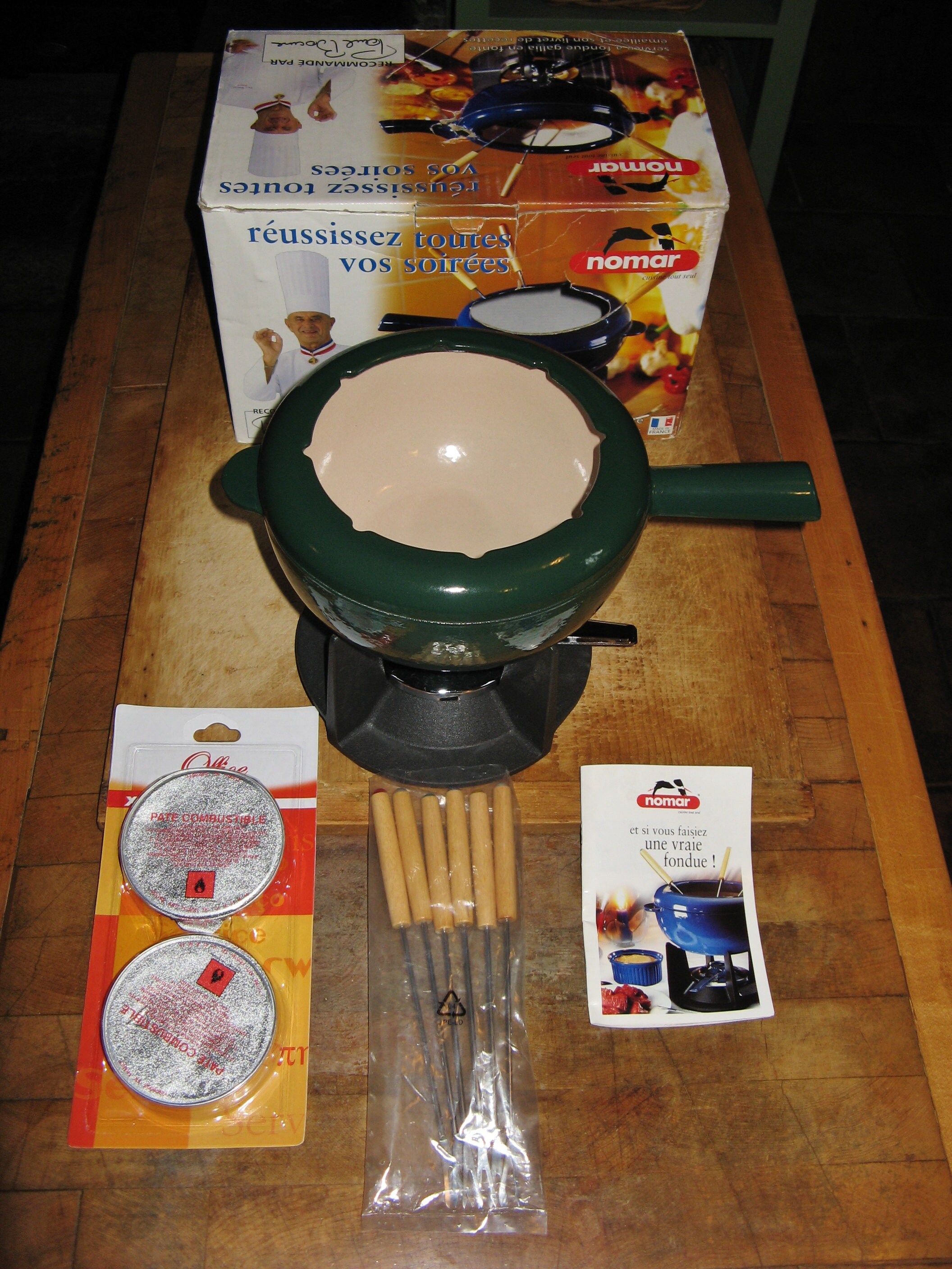 Service à Fondue NOMAR Complet : Poêlon Fonte émaillée, 6 Piques, 6 Assiettes