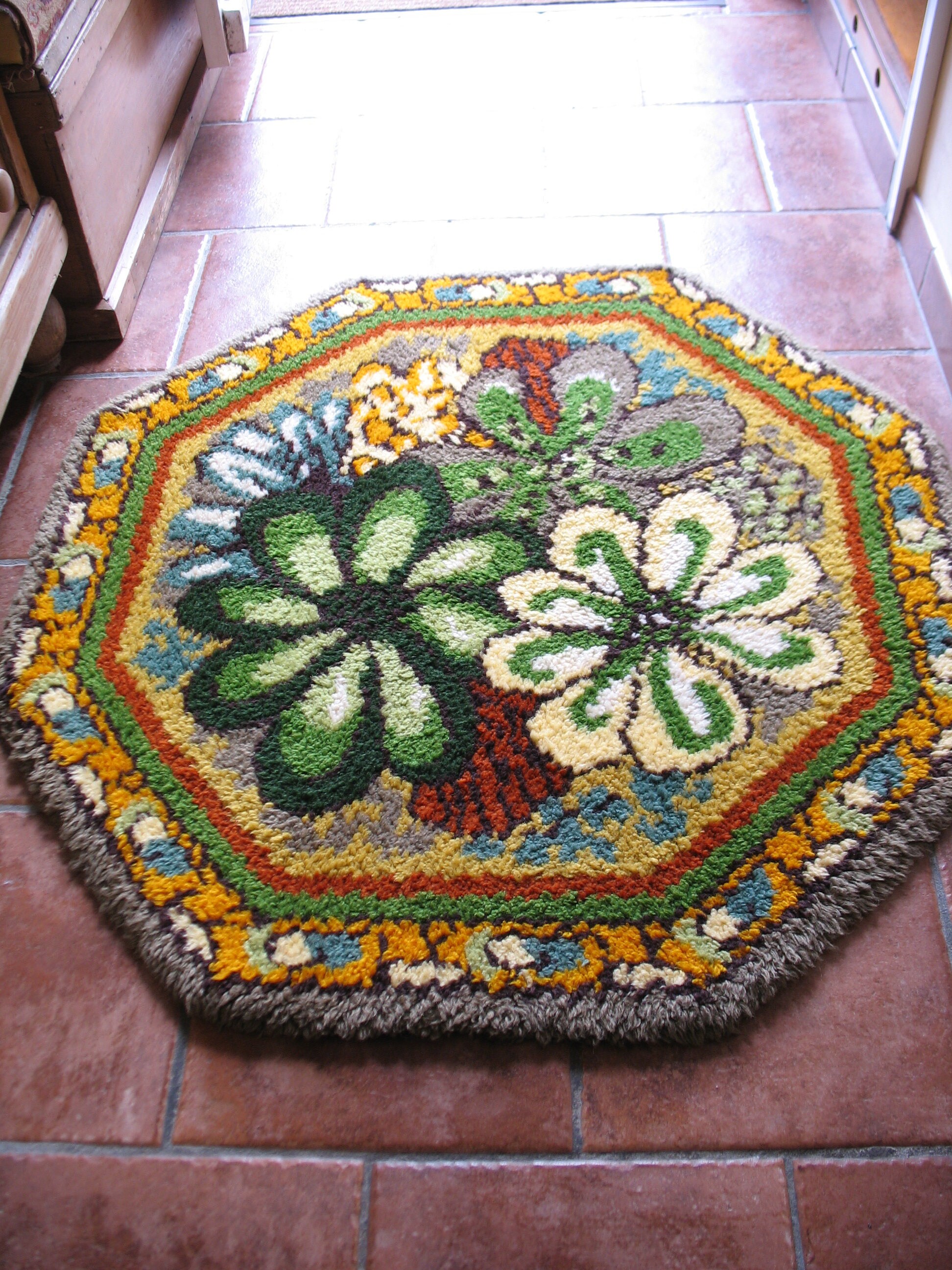 Un Fabuleux Vintage Funky Retro Français Octogonal Flower Power 1960's Hand Hooked Wool Rug