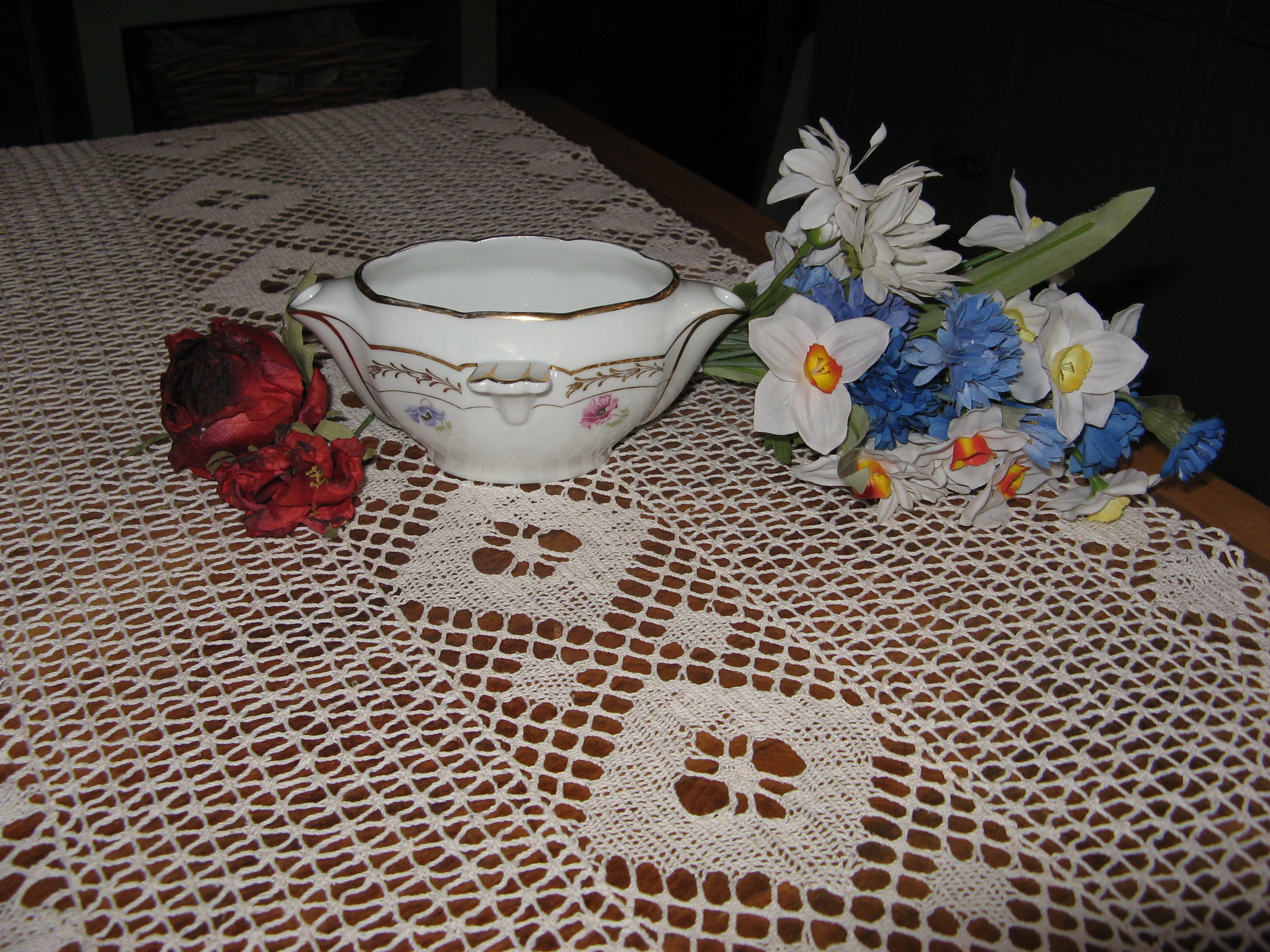 A Beautiful Vintage Français Limoges Porcelain Sauce Boat/Gravy - Double Pouring Spout Fabriquee A V