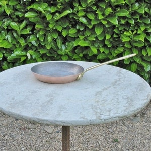 Een mooie vintage Franse kleine koperen gehamerde bodem koekenpan/sauteerpan bekleed met bronzen handvat gestempeld Garanti Villedieu