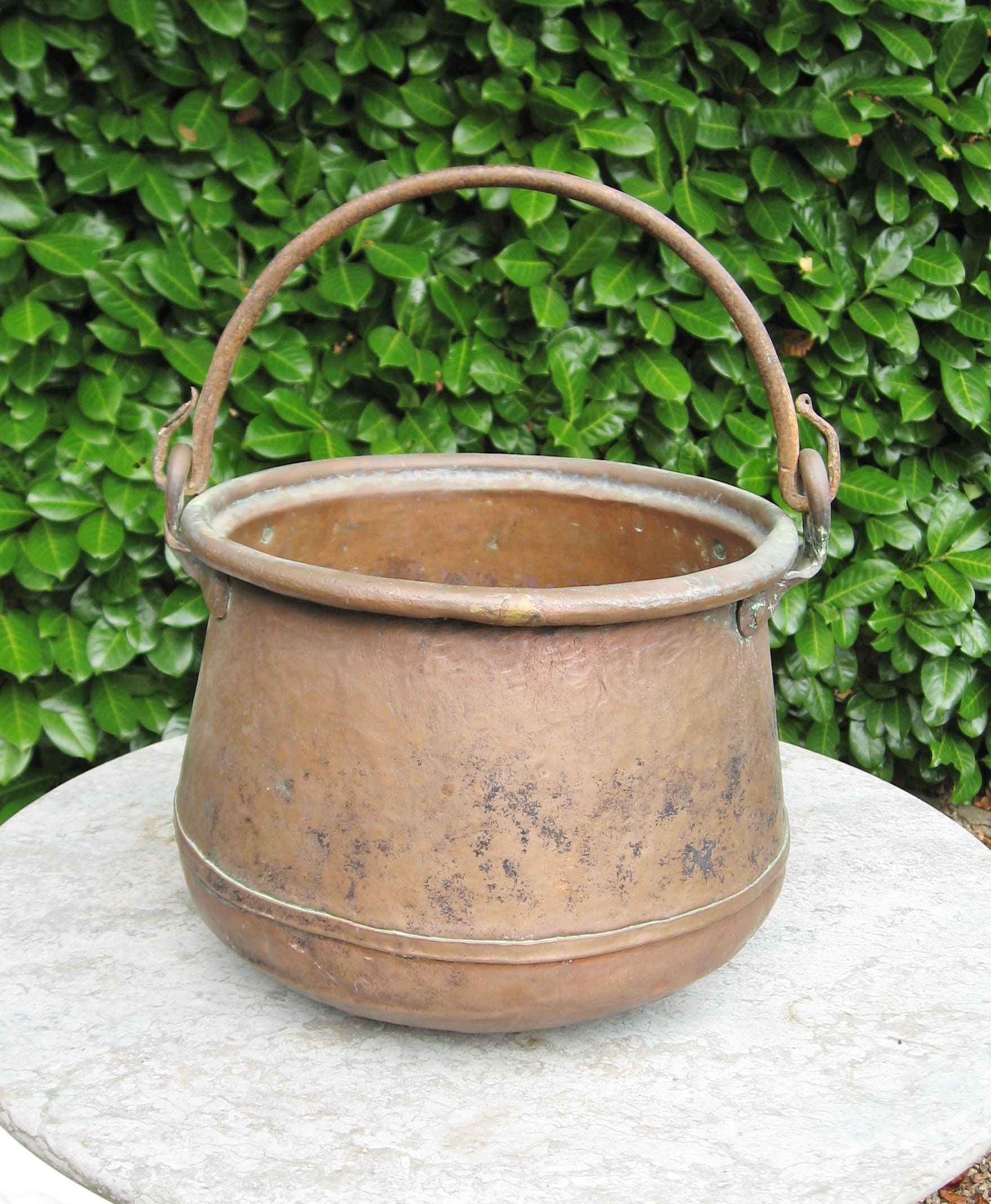 A Very Good Vintage Français Made Handmade Hammered Copper Couldron/Cooking Pot Late 1800S