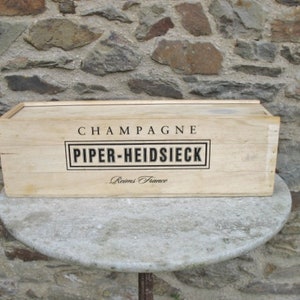 Een zeer mooie vintage Franse Piper Heidsieck Magnum Champagne houten kist met de naam beide zijden