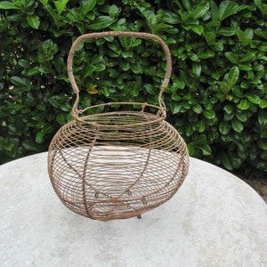 Ein Vintage französischer Shabby Chic Draht Eierkorb ~ Bauernhaus Küche / Landhausküche ~ 1940er Jahre