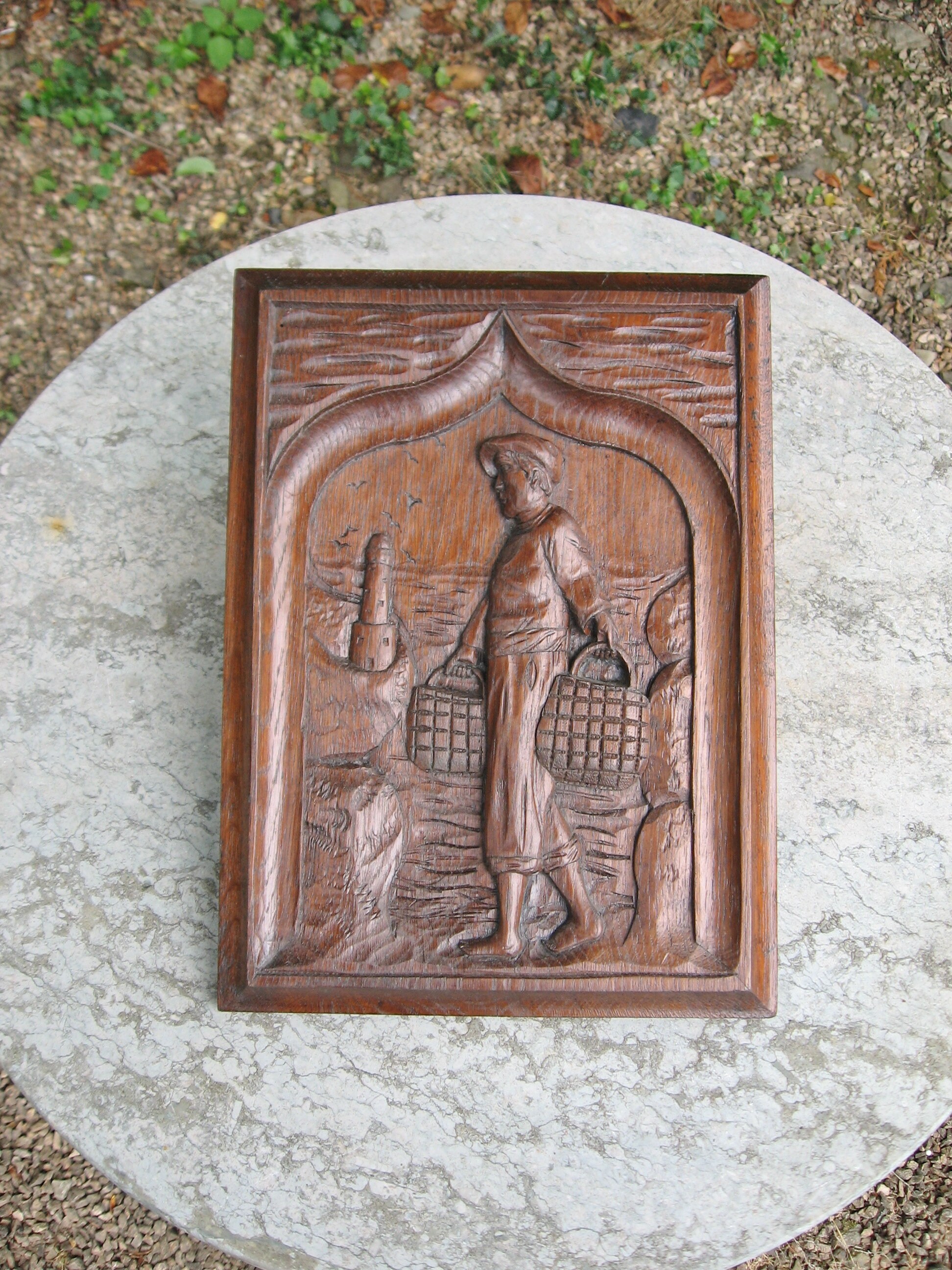 Un Beau Cru Français Main de Chêne Sculpté Panneau d'art Folklorique en Bois d'un Pêcheur Breton Ret