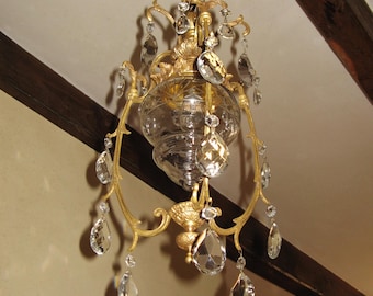 Luminária de hall/lanterna vintage francesa em latão e cristal com cúpula de cristal gravado e pingentes de cristal.