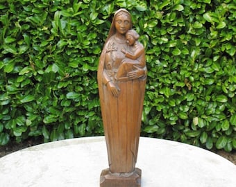 Uma bela figura de madeira vintage francesa esculpida à mão de Maria e Jesus